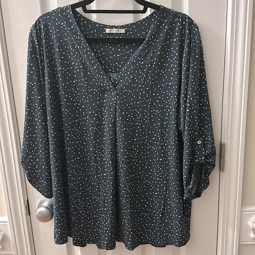 Beacon V-Neck Roll tab sleeve 2X top